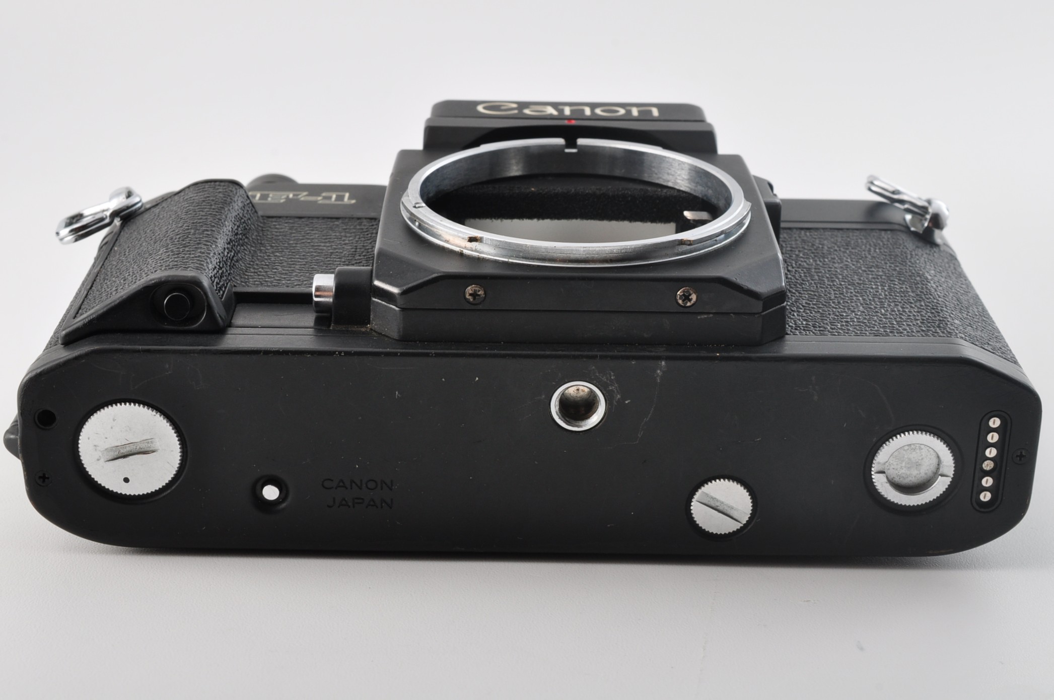 Bottom plate and tripod socket — actual item